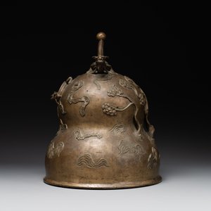 A Chinese bronze 'dragon' bell, 19th C. — photo 2