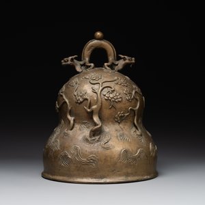 A Chinese bronze 'dragon' bell, 19th C. — photo 3