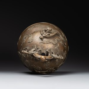 A Chinese bronze 'dragon' bell, 19th C. — photo 5