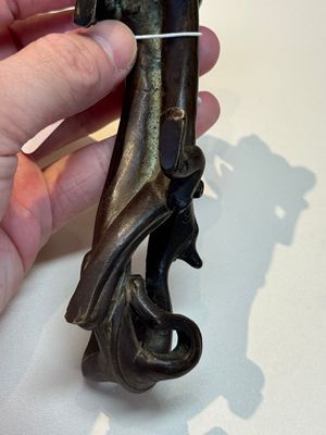 A Chinese bronze 'dragon' brush rest, Song/Yuan — photo 12