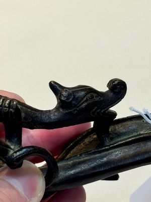 A Chinese bronze 'dragon' brush rest, Song/Yuan — photo 13