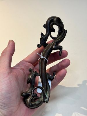 A Chinese bronze 'dragon' brush rest, Song/Yuan — photo 4