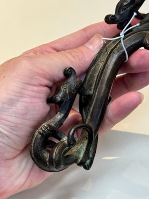 A Chinese bronze 'dragon' brush rest, Song/Yuan — photo 8
