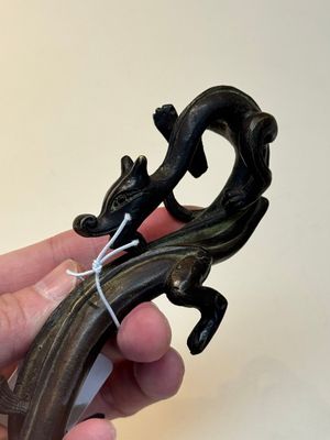 A Chinese bronze 'dragon' brush rest, Song/Yuan — photo 9