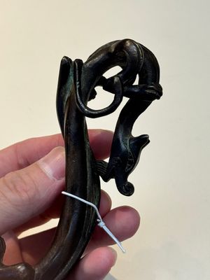 A Chinese bronze 'dragon' brush rest, Song/Yuan — photo 10