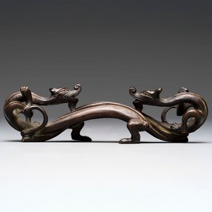 A Chinese bronze 'dragon' brush rest, Song/Yuan — photo 1