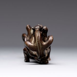 A Chinese bronze 'dragon' brush rest, Song/Yuan — photo 3