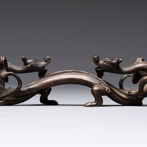 A Chinese bronze 'dragon' brush rest, Song/Yuan — photo 4