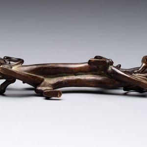 A Chinese bronze 'dragon' brush rest, Song/Yuan — photo 7