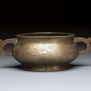 A Chinese bronze 'Dragon' censer, Xuande mark, 19th C. — 照片 1