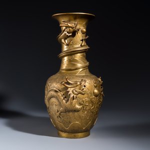 A Chinese bronze ' Drangons' vase — photo 2