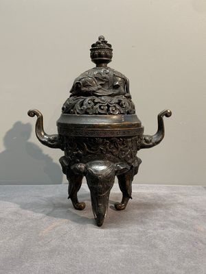 A Chinese bronze 'elephant' censer and cover, Qianlong mark, 18/19th C. — photo 7