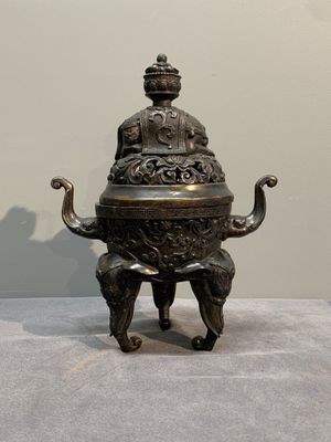A Chinese bronze 'elephant' censer and cover, Qianlong mark, 18/19th C. — photo 9