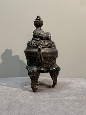 A Chinese bronze 'elephant' censer and cover, Qianlong mark, 18/19th C. — photo 10