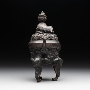 A Chinese bronze 'elephant' censer and cover, Qianlong mark, 18/19th C. — photo 3