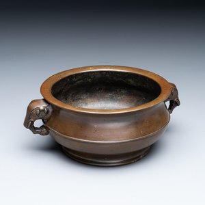 A Chinese bronze elephant-head-handled censer, Wan Shou Wu Jiang 萬壽無疆 mark, 19th C. — 照片 1