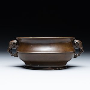 A Chinese bronze elephant-head-handled censer, Wan Shou Wu Jiang 萬壽無疆 mark, 19th C. — 照片 2
