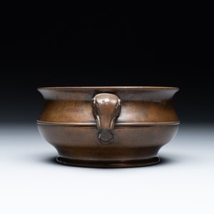 A Chinese bronze elephant-head-handled censer, Wan Shou Wu Jiang 萬壽無疆 mark, 19th C. — 照片 3
