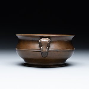 A Chinese bronze elephant-head-handled censer, Wan Shou Wu Jiang 萬壽無疆 mark, 19th C. — 照片 5