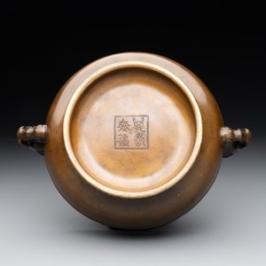 A Chinese bronze elephant-head-handled censer, Wan Shou Wu Jiang 萬壽無疆 mark, 19th C. — 照片 6