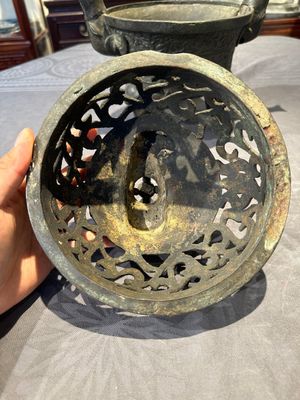 A Chinese bronze 'elephant' tripod censer and cover, Ming — 照片 11