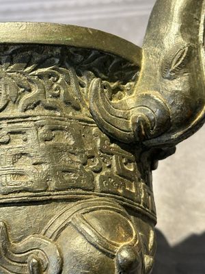 A Chinese bronze 'elephant' tripod censer and cover, Ming — 照片 18