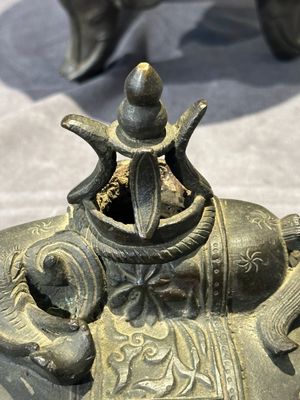 A Chinese bronze 'elephant' tripod censer and cover, Ming — 照片 5