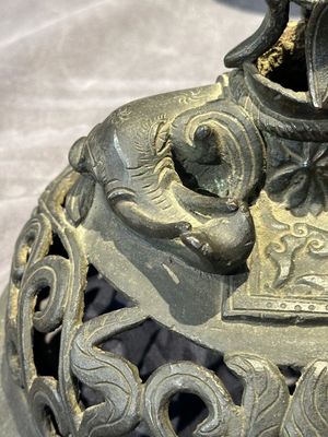 A Chinese bronze 'elephant' tripod censer and cover, Ming — 照片 6