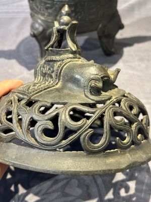 A Chinese bronze 'elephant' tripod censer and cover, Ming — 照片 10