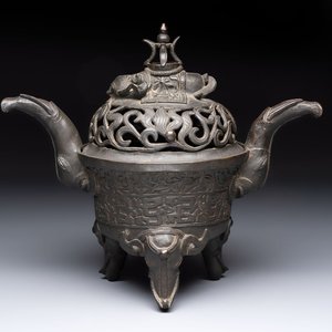 A Chinese bronze 'elephant' tripod censer and cover, Ming — 照片 1