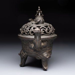A Chinese bronze 'elephant' tripod censer and cover, Ming — 照片 2