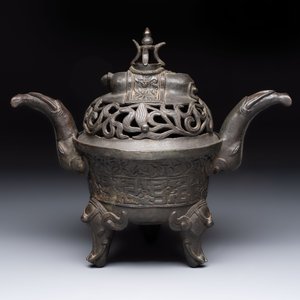 A Chinese bronze 'elephant' tripod censer and cover, Ming — 照片 3