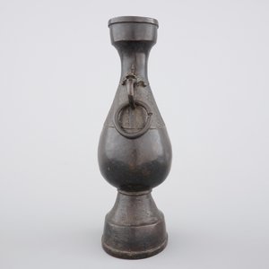 A Chinese bronze elongated bottle-shaped vase, Ming Dynasty — foto 2