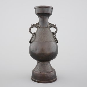 A Chinese bronze elongated bottle-shaped vase, Ming Dynasty — foto 3