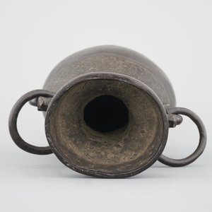 A Chinese bronze elongated bottle-shaped vase, Ming Dynasty — foto 5
