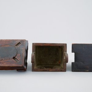 A Chinese bronze Fang Ding censer on stand with wood cover, 18/19th C. — photo 4