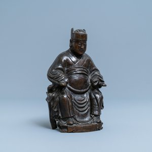 A Chinese bronze figure of a dignitary, 17/18th C. — 照片 1