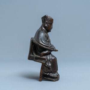 A Chinese bronze figure of a dignitary, 17/18th C. — 照片 3