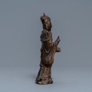 A Chinese bronze figure of a dignitary, Ming — 照片 3