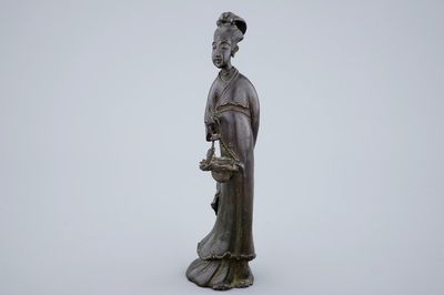 A Chinese bronze figure of a lady with a flower basket, 18/19th C.