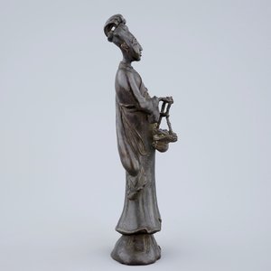 A Chinese bronze figure of a lady with a flower basket, 18/19th C. — photo 3