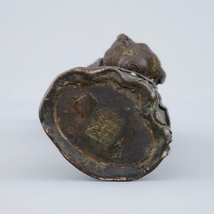 A Chinese bronze figure of a lady with a flower basket, 18/19th C. — photo 7