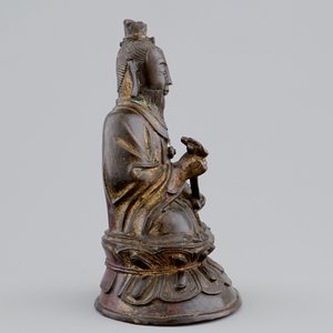 A Chinese bronze figure of a sage holding a ruyi sceptre, Ming Dynasty — 照片 5