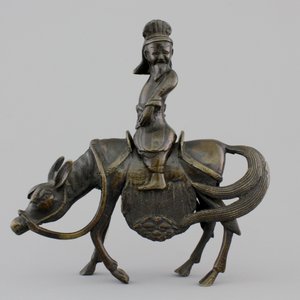 A Chinese bronze figure of a sage on a donkey, 18/19th C — foto 2