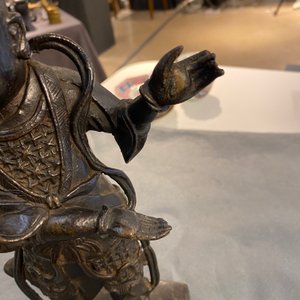 A Chinese bronze figure of a servant, Ming — 照片 9