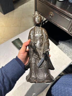 A Chinese bronze figure of a standing Guanyin, Ming — 照片 1