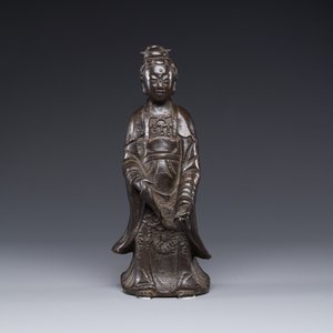 A Chinese bronze figure of a standing Guanyin, Ming — 照片 2