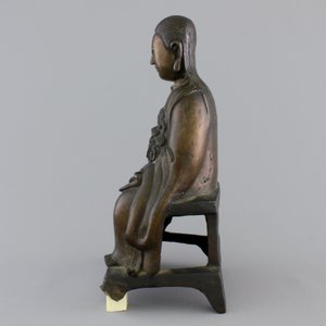 A Chinese bronze figure of an emperor on a throne, 18/19th C. — 照片 2