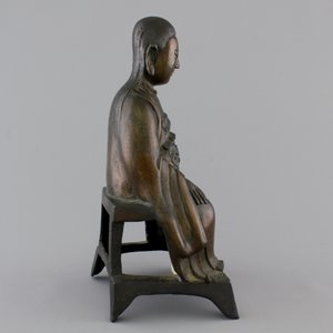 A Chinese bronze figure of an emperor on a throne, 18/19th C. — 照片 4