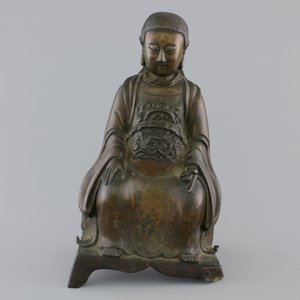 A Chinese bronze figure of an emperor on a throne, 18/19th C. — 照片 5